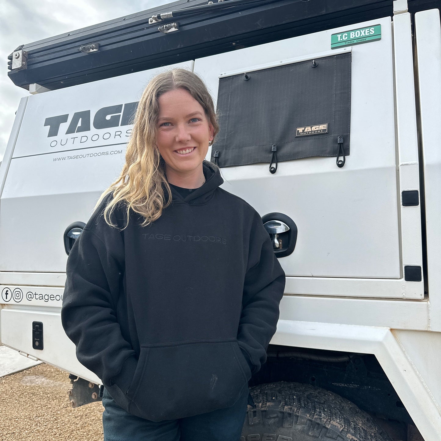 Unisex Embroidered Logo Hoodie Tage outdoors